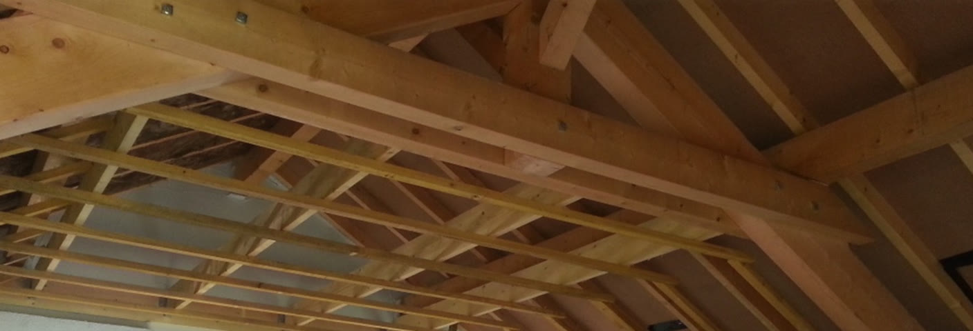 Charpente en bois d’une maison ancienne en cours de rénovation