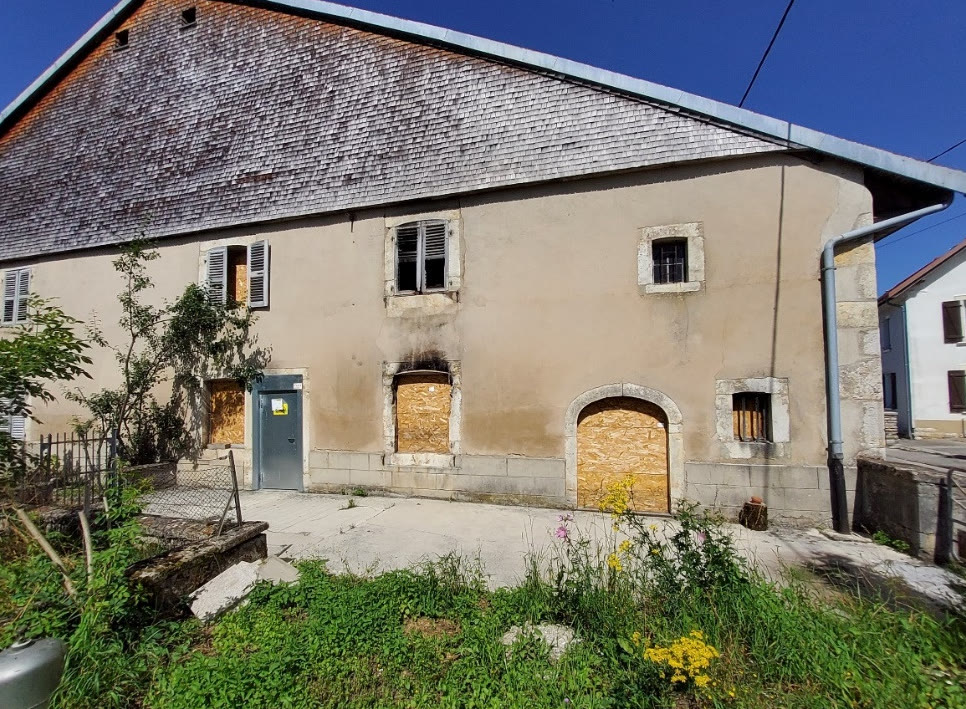Ancienne ferme en pierre du Haut-Doubs avant travaux de rénovation