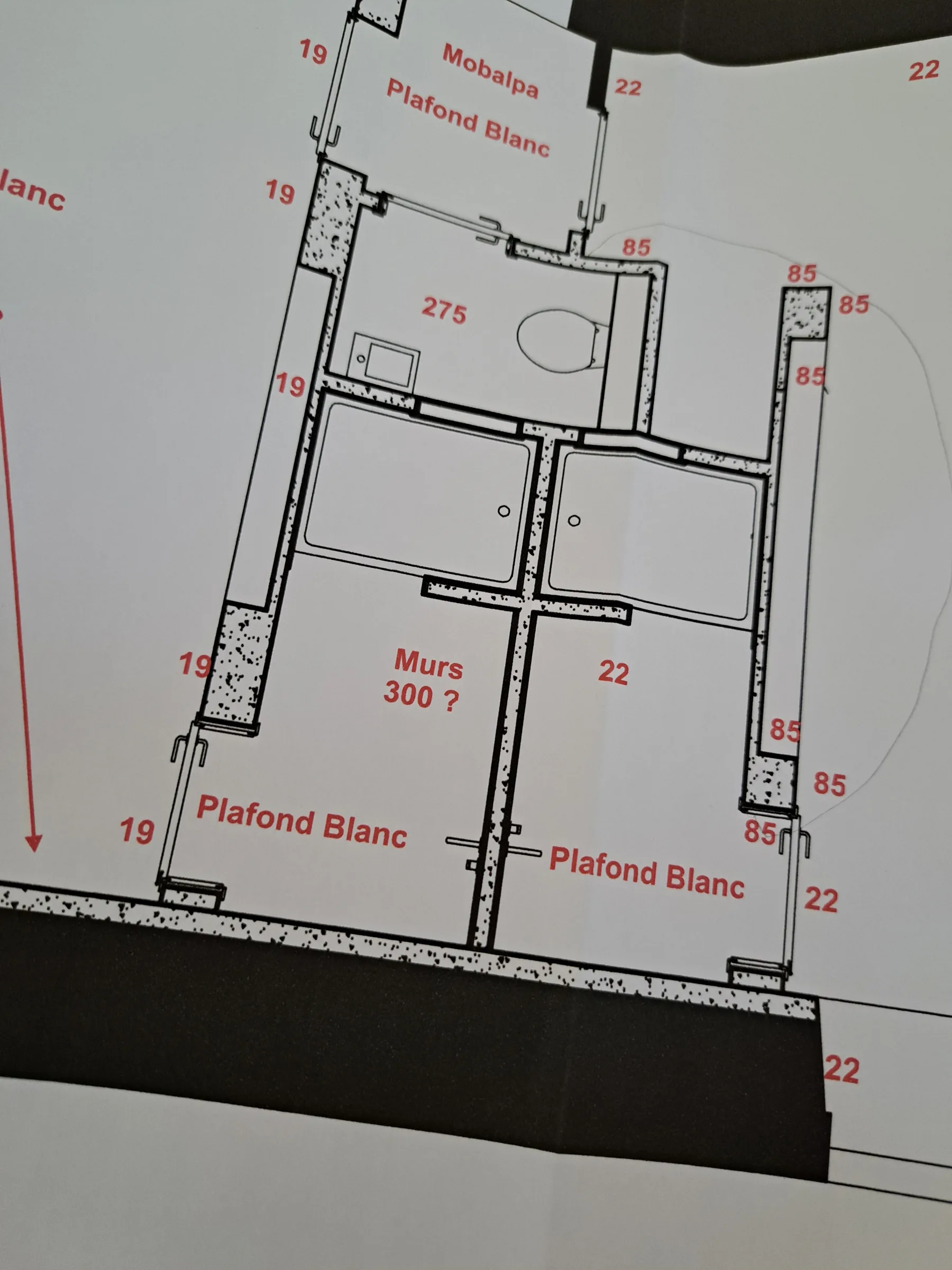 Mains d'architecte traçant un plan à la règle